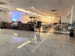 The Golden Peak Hotel & Suites powered by Cocotel