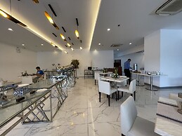 The Golden Peak Hotel & Suites powered by Cocotel