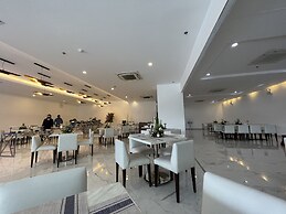 The Golden Peak Hotel & Suites powered by Cocotel