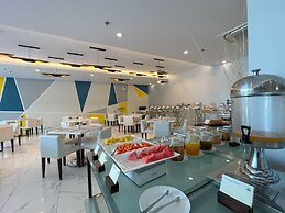 The Golden Peak Hotel & Suites powered by Cocotel