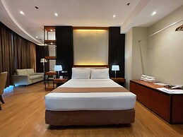 The Golden Peak Hotel & Suites powered by Cocotel