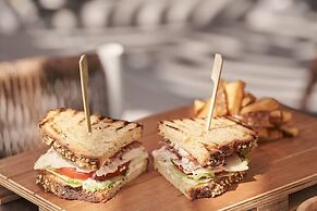 Kouros Hotel & Suites