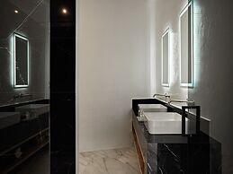 Kouros Hotel & Suites