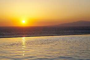 Kouros Hotel & Suites