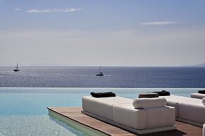 Kouros Hotel & Suites