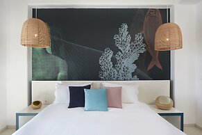 Kouros Hotel & Suites