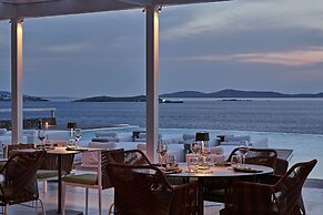 Kouros Hotel & Suites