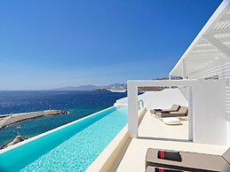 Kouros Hotel & Suites