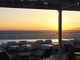 Kouros Hotel & Suites