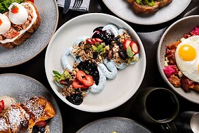 Delta Hotels by Marriott Vancouver Downtown Suites