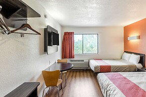 Motel 6 Dallas, TX - South