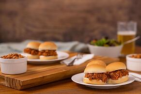 Drury Inn & Suites St. Louis Creve Coeur