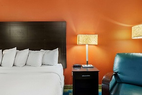 La Quinta Inn & Suites by Wyndham Mansfield OH