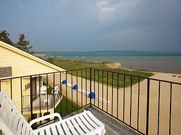 Pointes North Beachfront Hotel