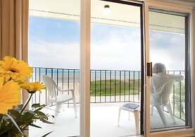 Pointes North Beachfront Hotel