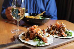 The Old Woolstore Apartment Hotel