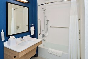 Spark by Hilton Dallas Market Center