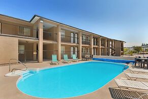 Travelodge by Wyndham Kamloops Mountview