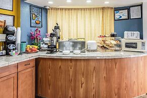 Econo Lodge Inn & Suites
