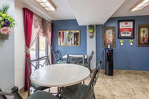 Econo Lodge Inn & Suites