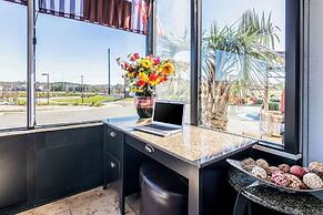 Econo Lodge Inn & Suites