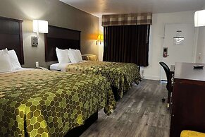 Econo Lodge Inn & Suites