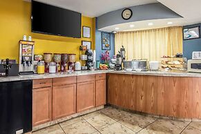 Econo Lodge Inn & Suites