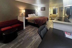 Econo Lodge Inn & Suites