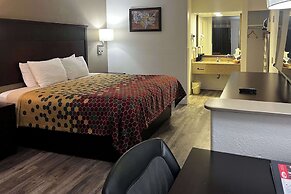 Econo Lodge Inn & Suites