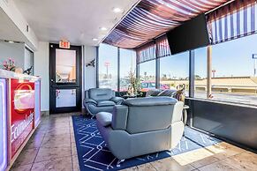 Econo Lodge Inn & Suites