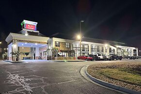 Econo Lodge Inn & Suites