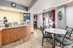 Econo Lodge Inn & Suites