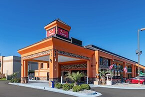 Econo Lodge Inn & Suites