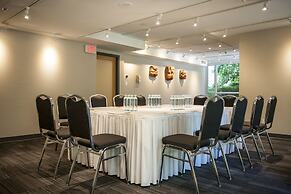 Carmana Hotel & Suites