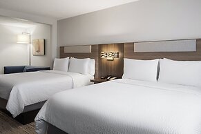 Holiday Inn Express & Suites Midwest by IHG