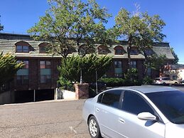 Hardman House Inn & Suites