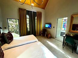 Shangri-La Country Hotel