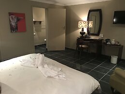 Shangri-La Country Hotel