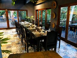 Shangri-La Country Hotel