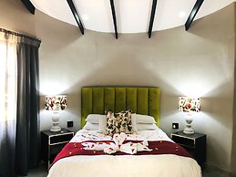 Shangri-La Country Hotel