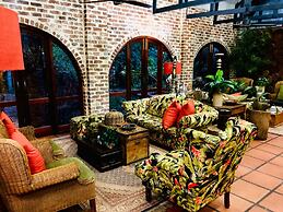 Shangri-La Country Hotel