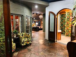 Shangri-La Country Hotel