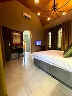 Shangri-La Country Hotel