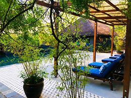 Shangri-La Country Hotel