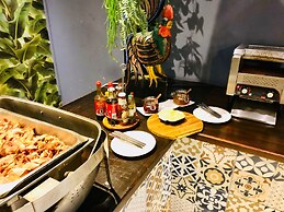 Shangri-La Country Hotel