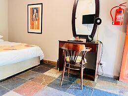 Shangri-La Country Hotel