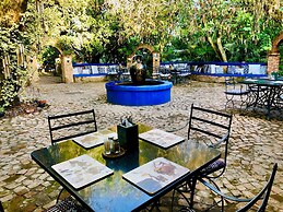 Shangri-La Country Hotel