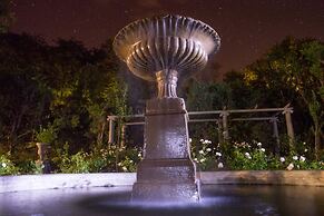 Shangri-La Country Hotel