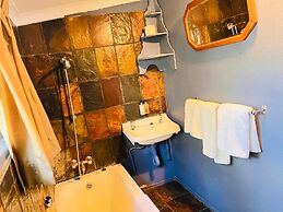 Shangri-La Country Hotel