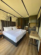 Shangri-La Country Hotel